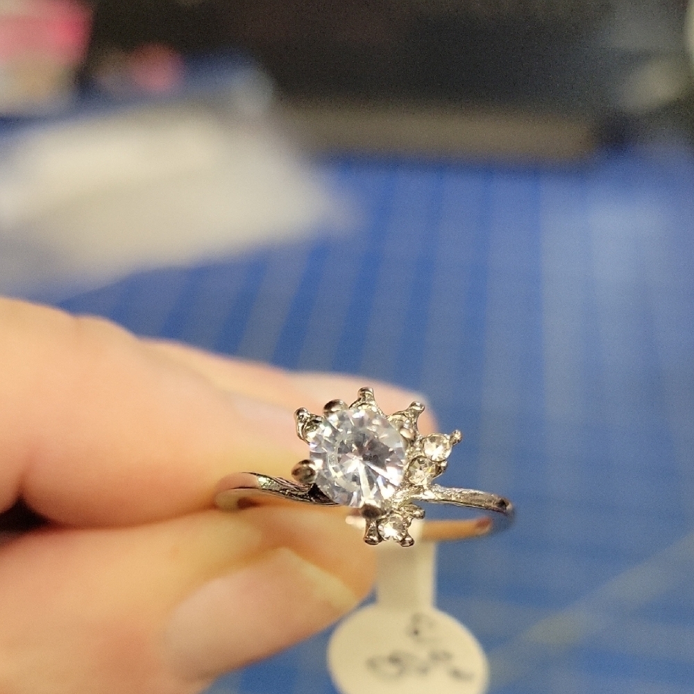Silver Tone Ring w Lightest Blue Gem & RHINESTONE Ring Size 8 a
